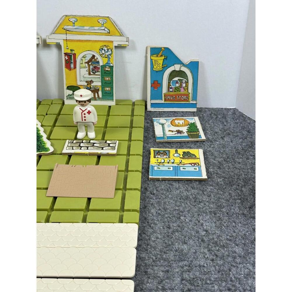 Vintage 1976 Playskool Richard Scarry's Puzzletown Dr Lion's Medical Center SetA - Picture 8 of 16